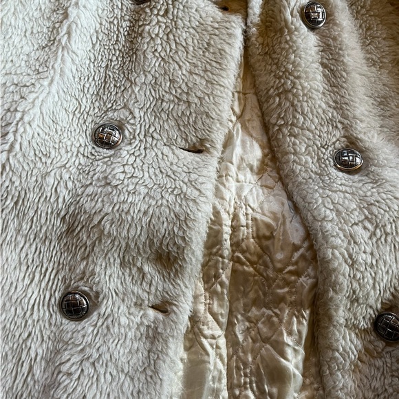 It’s so shaggy and so 2000’s coat! - Picture 5 of 5